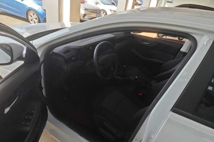 Roewe i5 2023 #16 Roewe i5 2023 car image #16