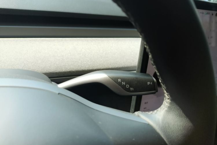 Tesla Model Y 2024 immagine di auto #14