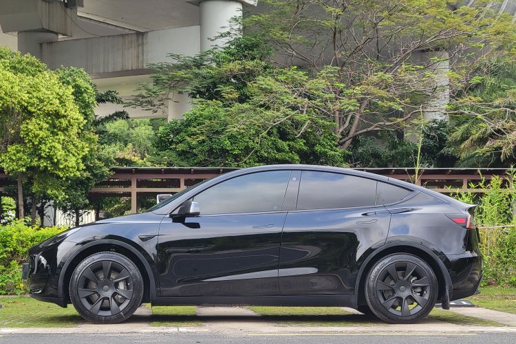 Tesla Model Y 2023 car image #9
