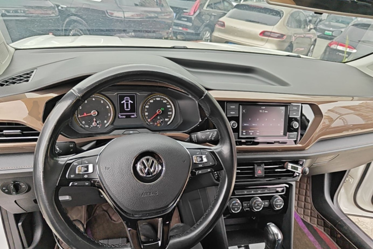 Volkswagen Tharu 2020 car image #11