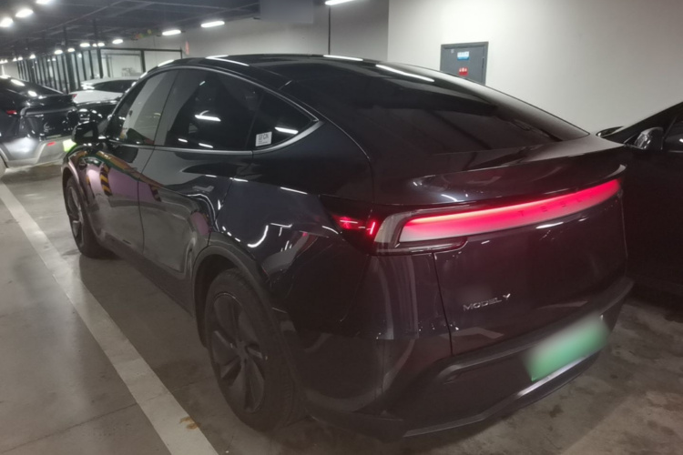 Tesla Model Y 2025 #5 Tesla Model Y 2025 immagine di auto #5
