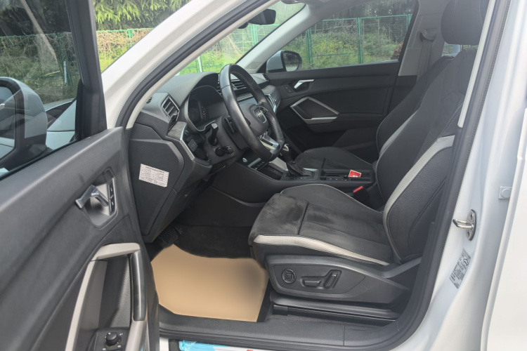 Audi Q3 2020 car image #10