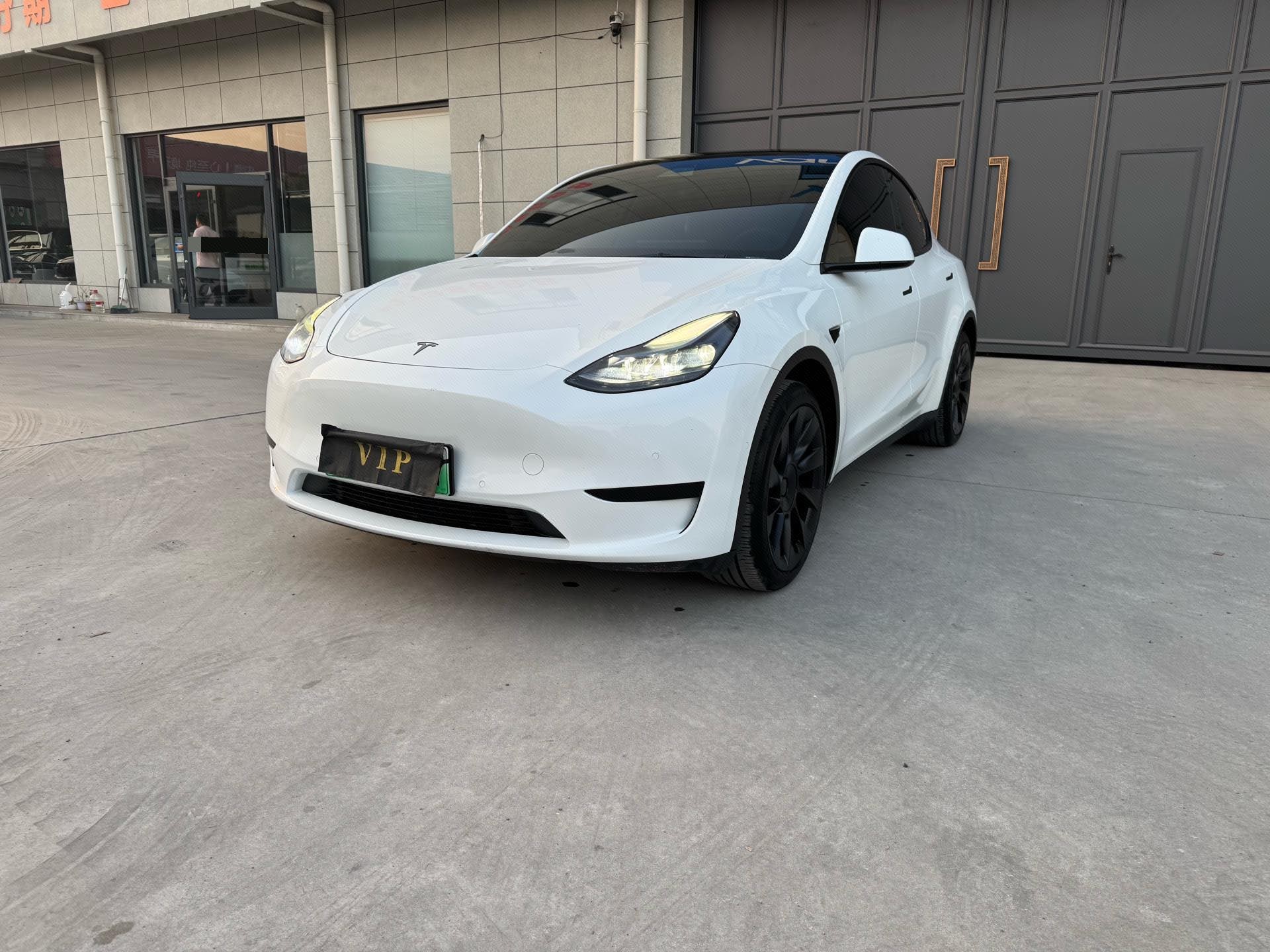 Tesla Model Y 2023 car image 