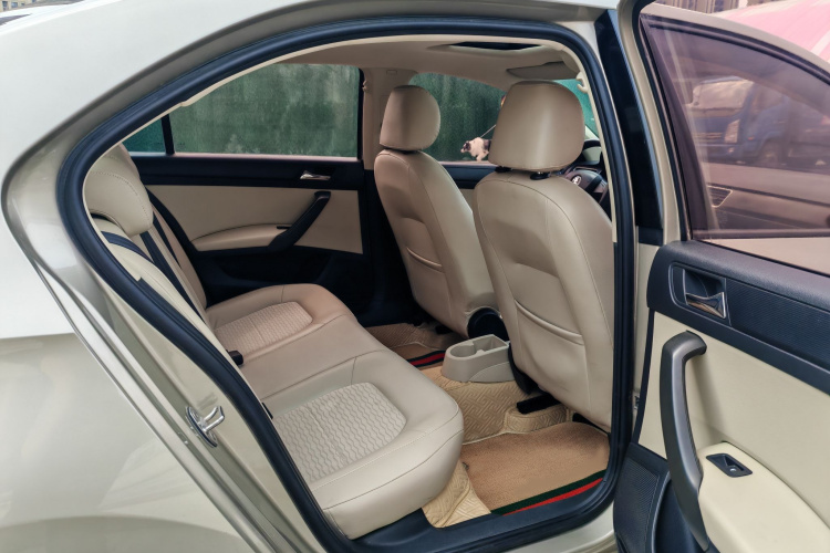 Skoda Rapid 2014 image de voiture #7