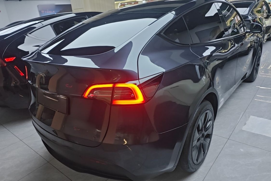 Tesla Model Y 2024 #4 Tesla Model Y 2024 car image #4
