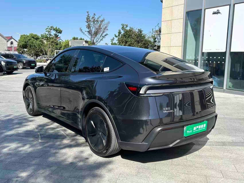 Tesla Model Y 2025 imagen de coche #7