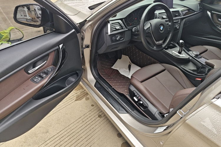 BMW 3 Series 2019 car image #16