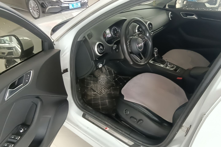 Audi A3 2018 car image #16