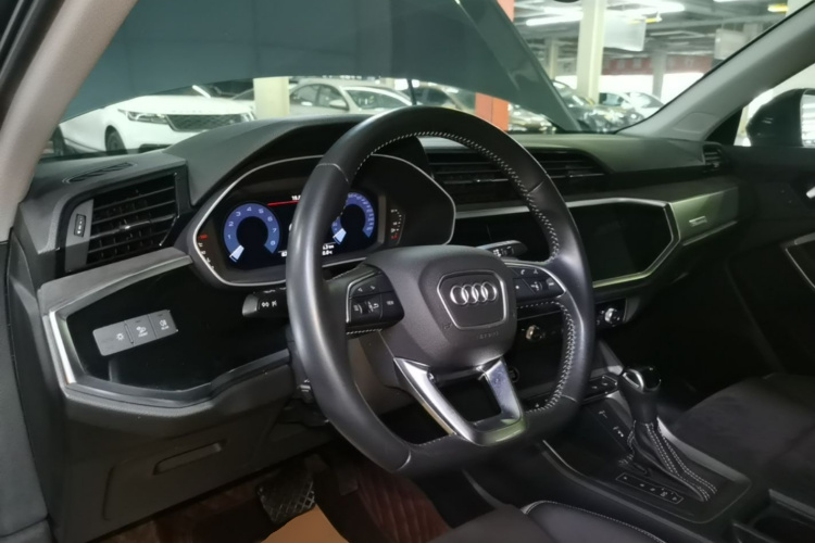 Audi Q3 2021 car image #10