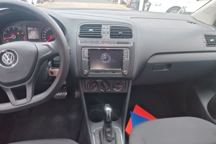 Volkswagen Polo 2017 car image #13