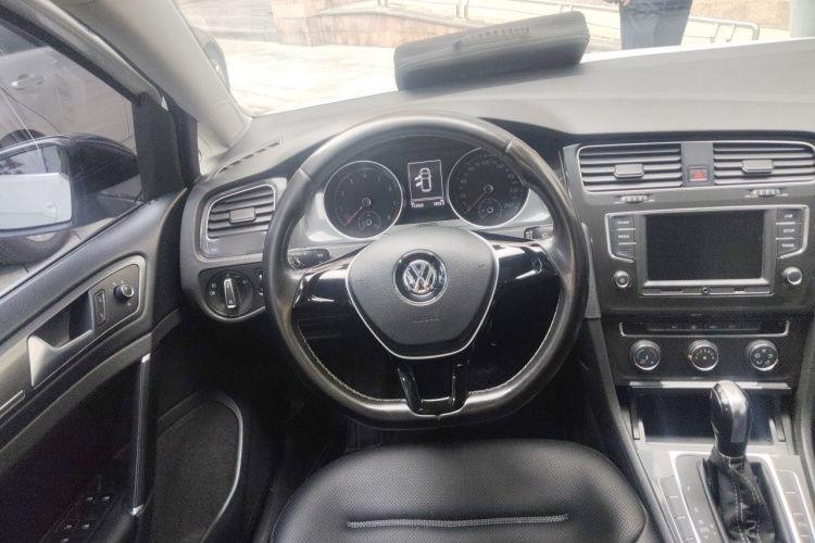 Volkswagen Golf 2017 car image #15