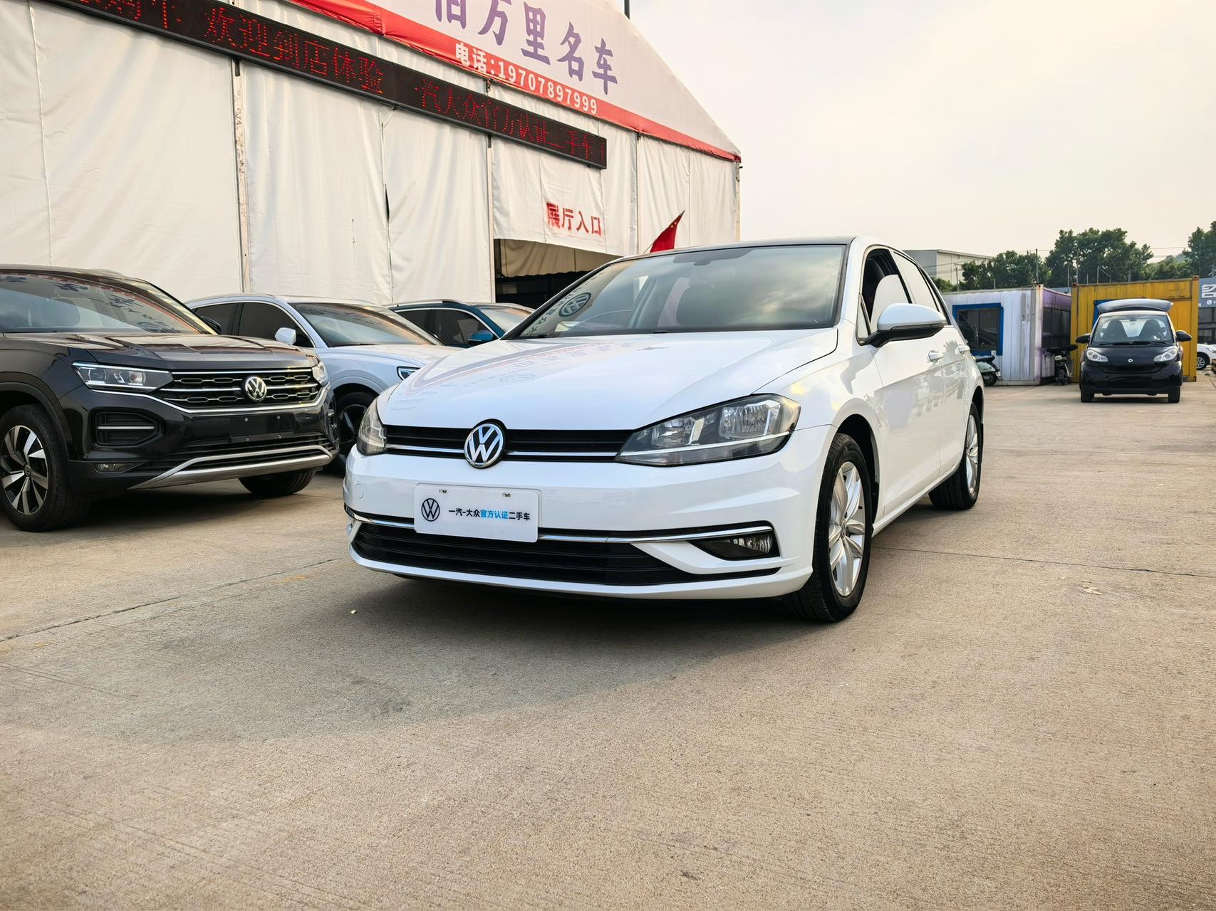 Volkswagen Golf 2019 car image #2