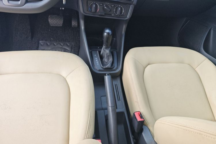 Volkswagen Santana 2019 صورة سيارة #14