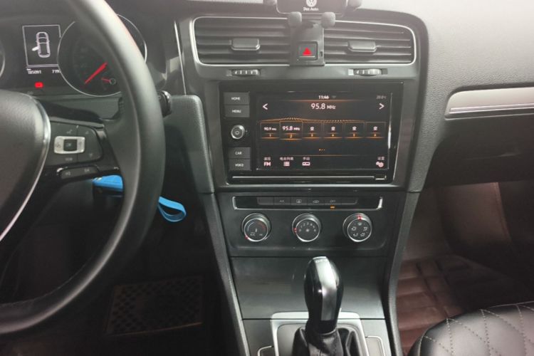 Volkswagen Golf 2019 car image #13