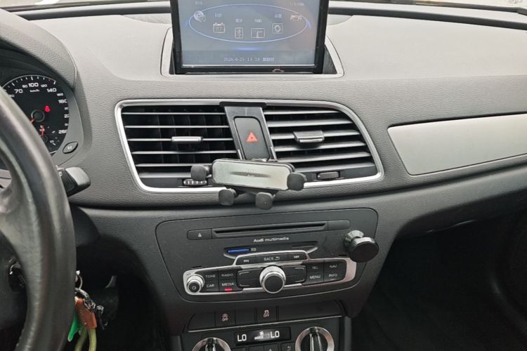 Audi Q3 2015 car image #13