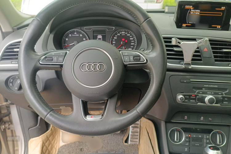 Audi Q3 2019 car image #12