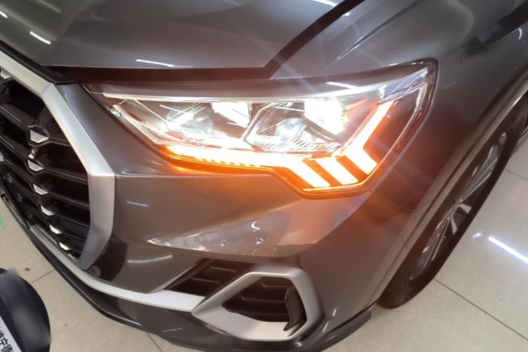 Audi Q3 2021 car image #19