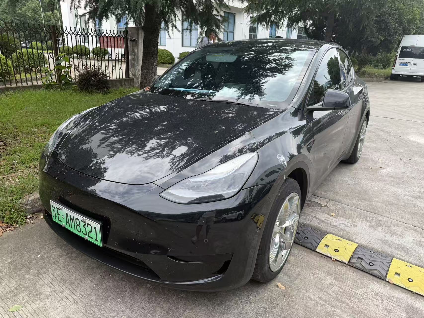 Tesla Model Y 2023 car image 