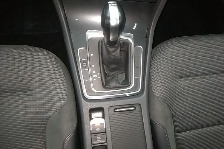 Volkswagen Golf 2019 car image #18