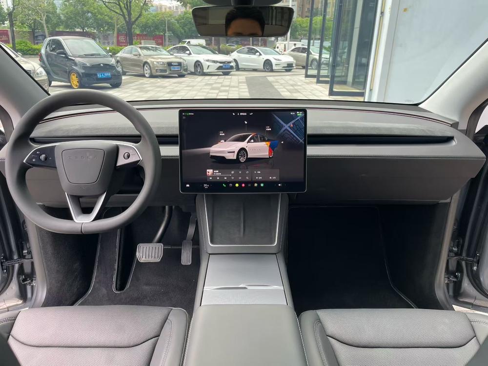 Tesla Model Y 2025 #11 Tesla Model Y 2025 car image #11
