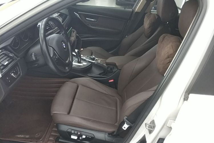 BMW 3 Series 2018 car image #19