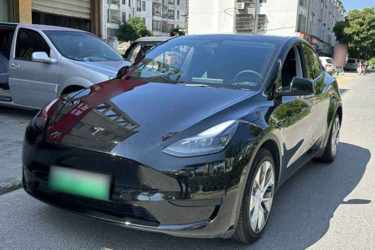 Tesla Model Y 2023 car image #2