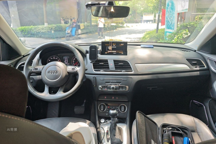 Audi Q3 2018 car image #11