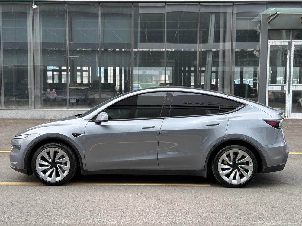 Tesla Model Y 2025 #4 Tesla Model Y 2025 car image #4