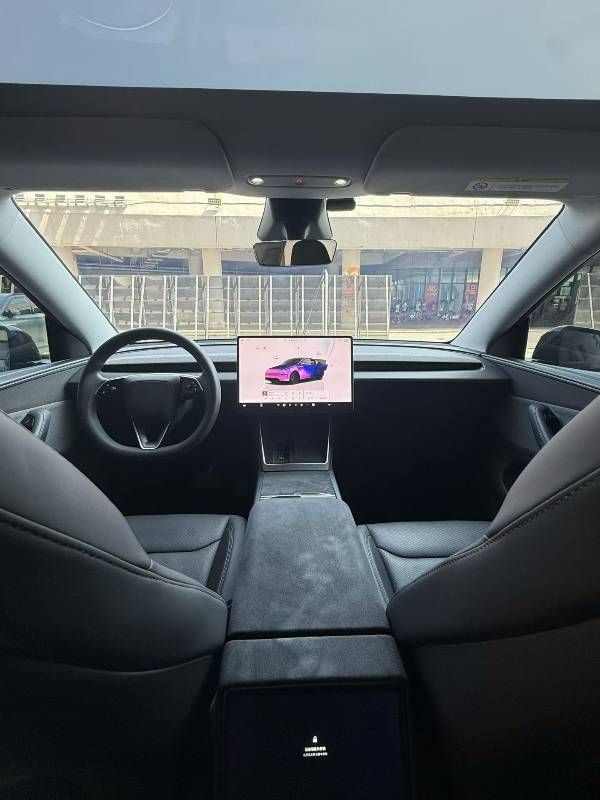 Tesla Model Y 2025 #4 Tesla Model Y 2025 car image #4