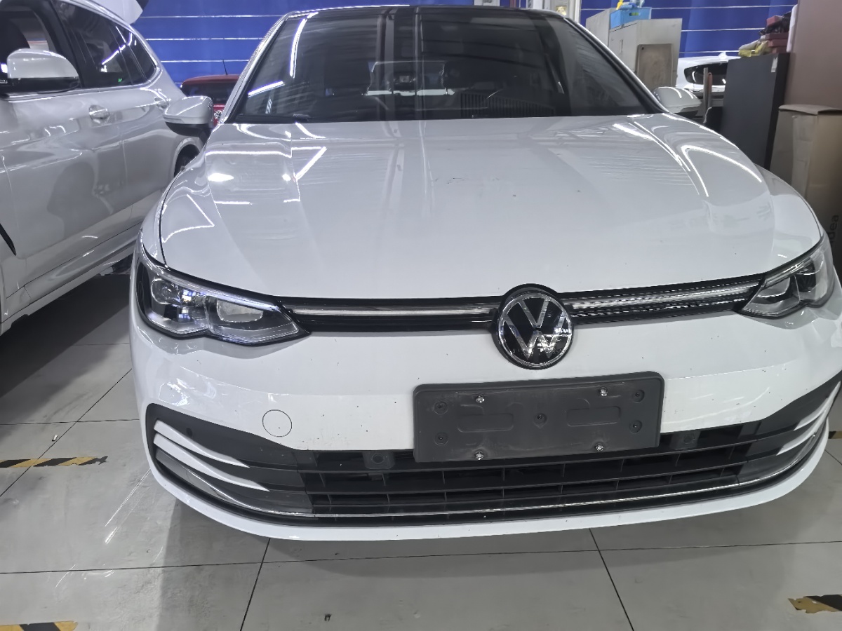 Volkswagen Golf 2023 car image #2