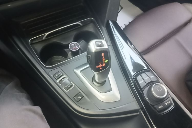 BMW 3 Series 2018 car image #22