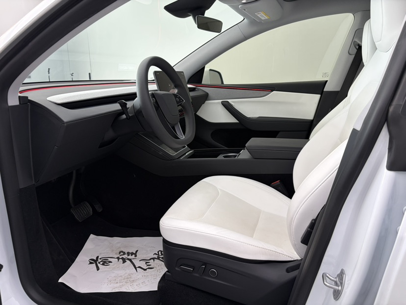 Tesla Model Y 2025 #4 Tesla Model Y 2025 car image #4