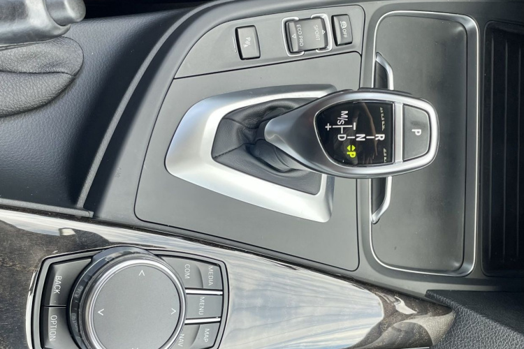 BMW 3 Series 2018 #26 BMW 3 Series 2018 car image #26
