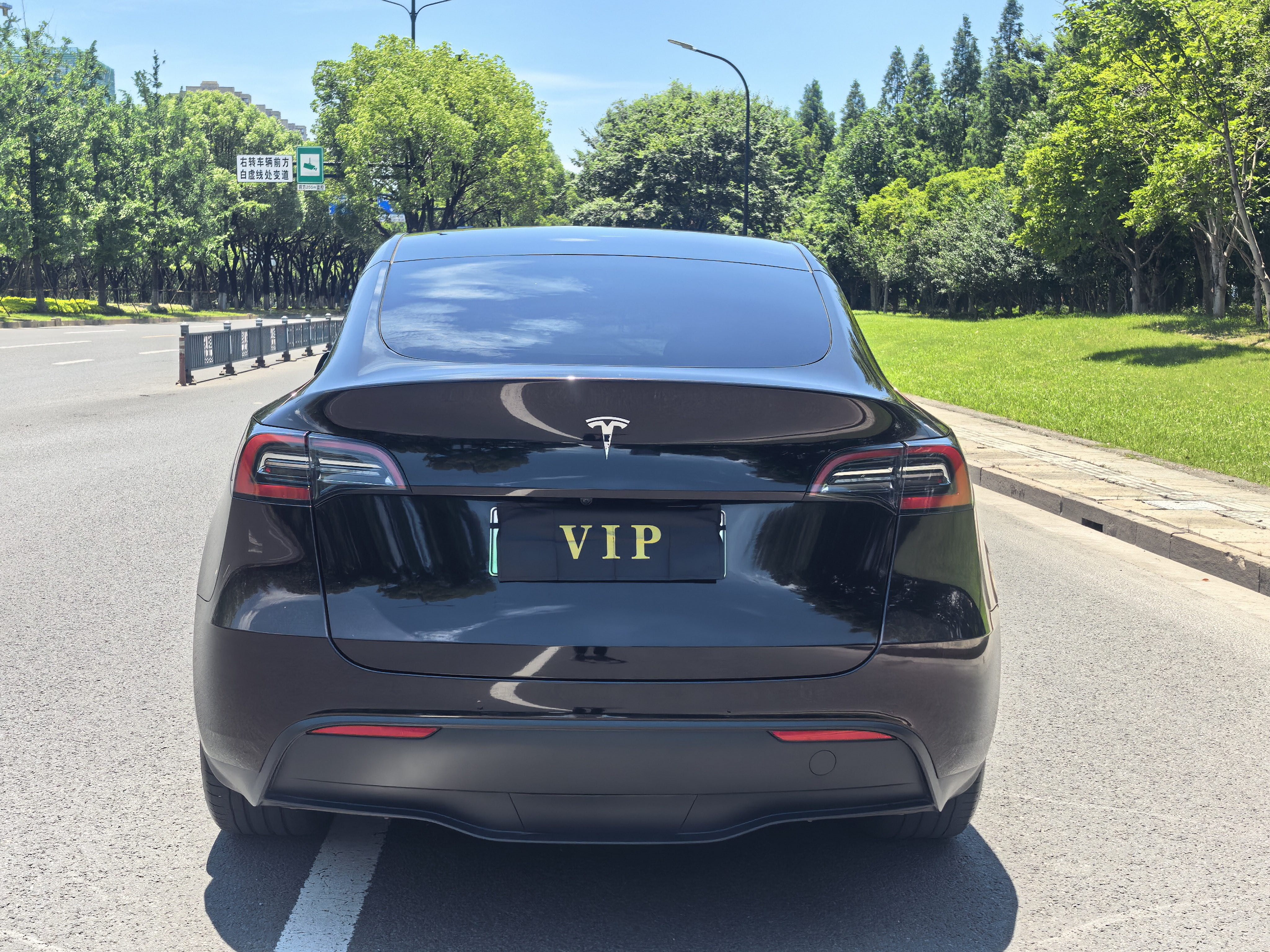 Tesla Model Y 2023 car image #9