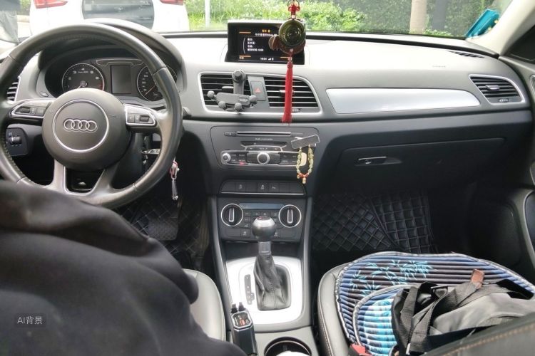 Audi Q3 2019 car image #11