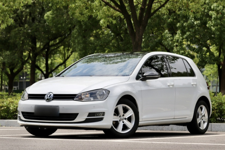 Volkswagen Golf 2017 car image #2