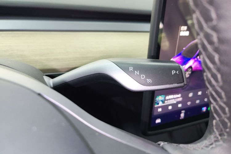 Tesla Model Y 2023 car image #14