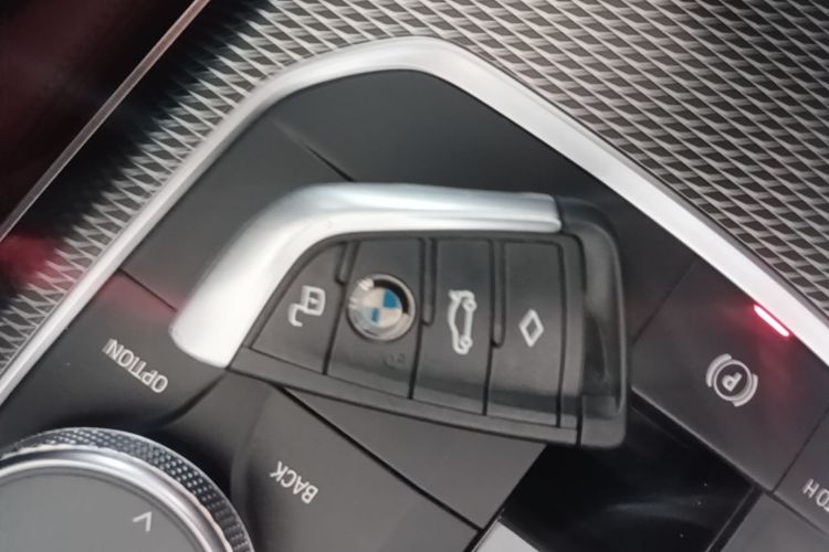 BMW 3 Series 2021 car image #9
