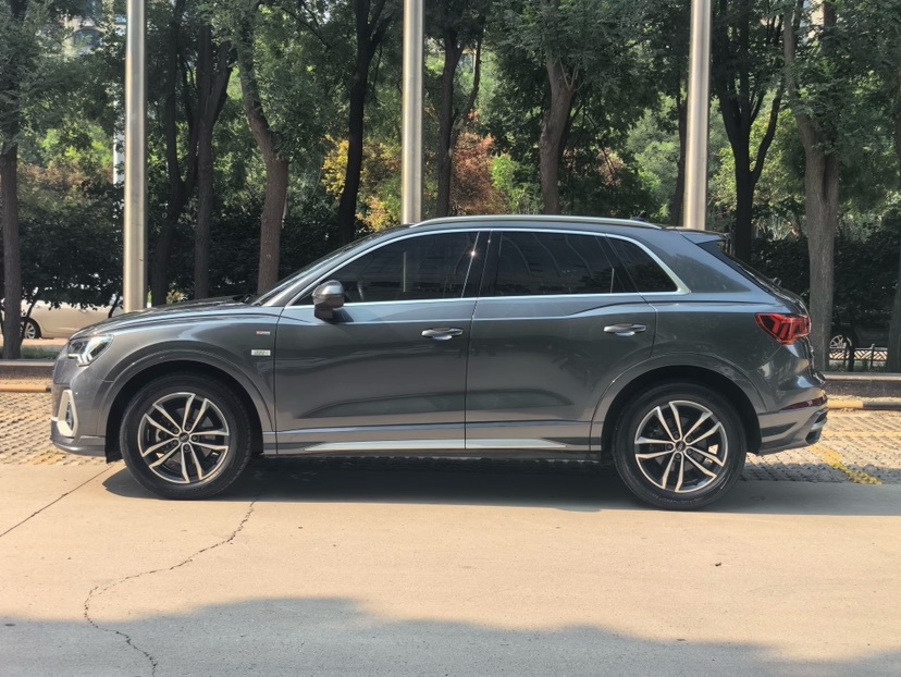 Audi Q3 2022 car image #5