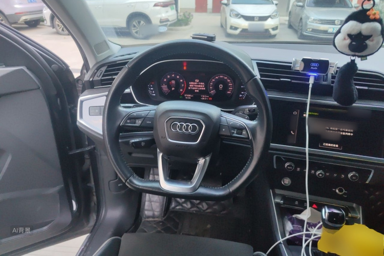 Audi Q3 2019 car image #12