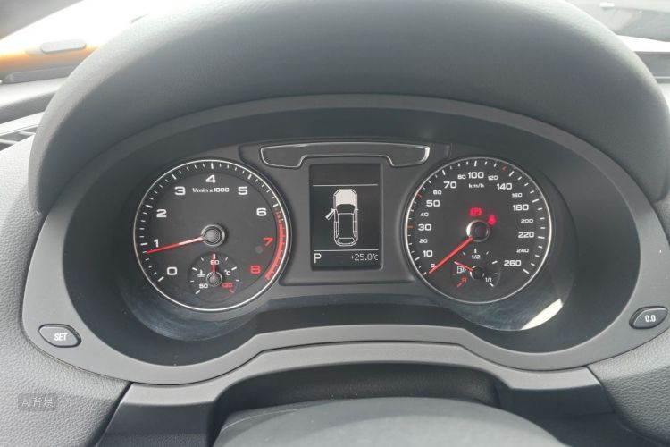 Audi Q3 2017 car image #13