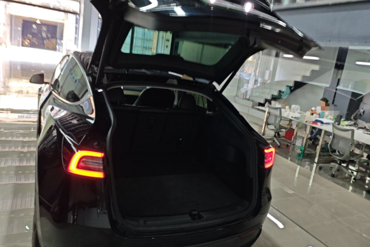 Tesla Model Y 2022 car image #21