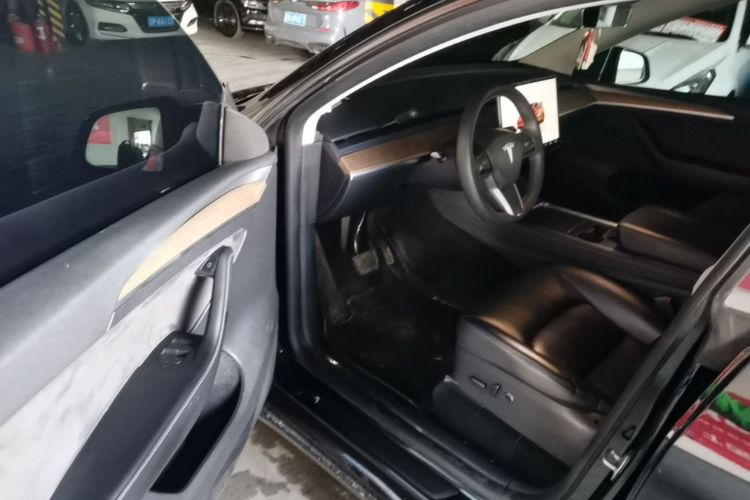 Tesla Model Y 2023 immagine di auto #16