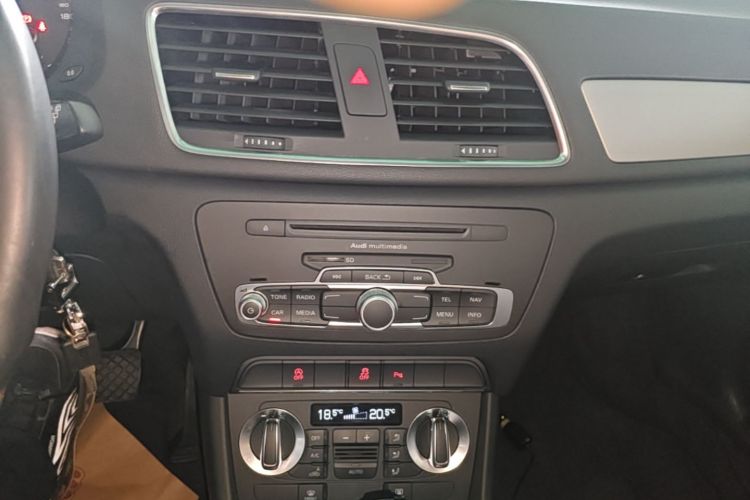 Audi Q3 2016 car image #13