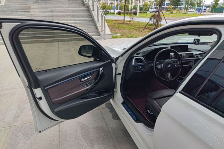 BMW 3 Series 2018 immagine di auto #12