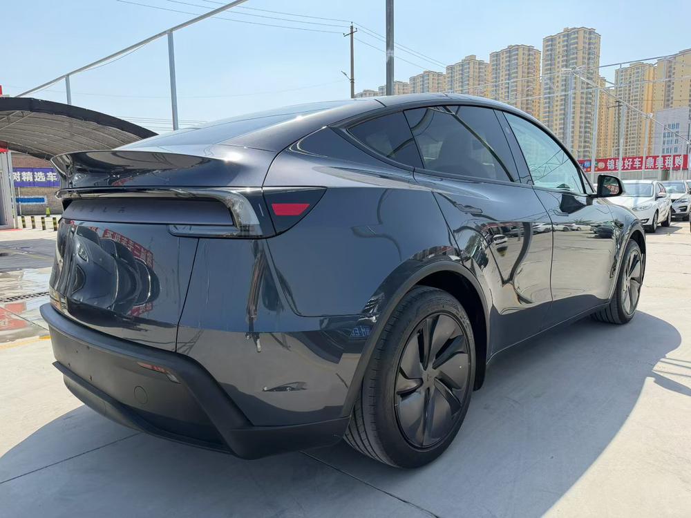 Tesla Model Y 2025 #5 Tesla Model Y 2025 car image #5
