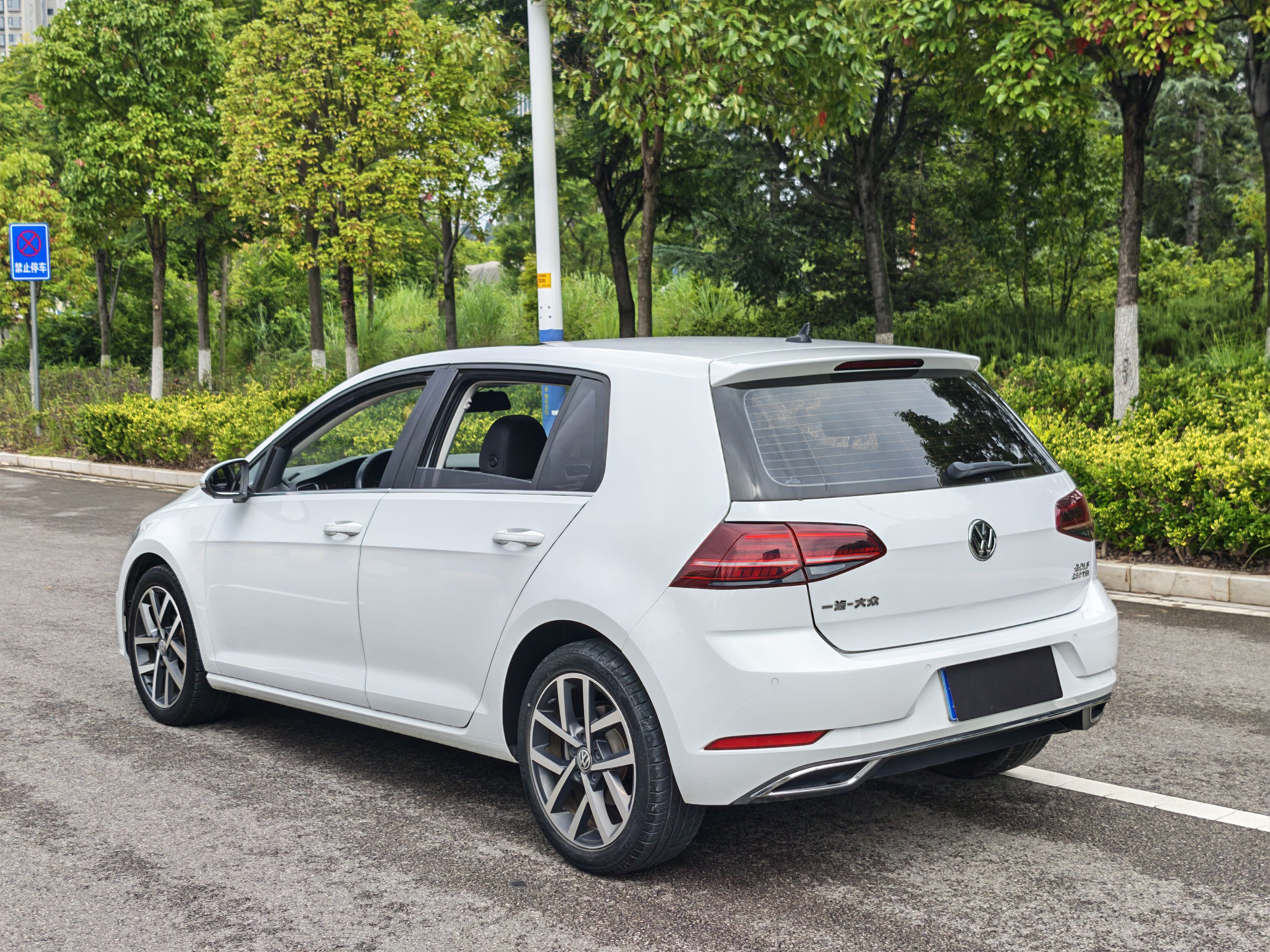 Volkswagen Golf 2020 car image #7