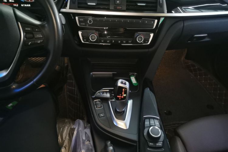 BMW 3 Series 2018 car image #18