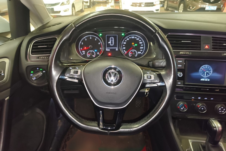 Volkswagen Golf 2018 car image #11