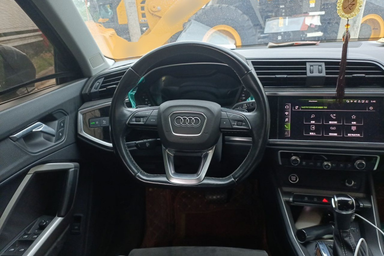 Audi Q3 2023 car image #11